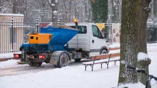 Posypywarka w Warszawie. Fot. PAP/Mateusz Marek