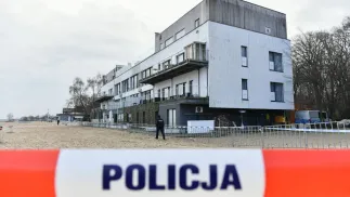 Policja przy budynku dawnej Zatoki Sztuki w 2022 roku, fot. PAP/Adam Warżawa