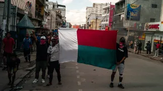 Flaga Madagaskaru, fot. PAP/EPA/HENITSOA RAFALIA