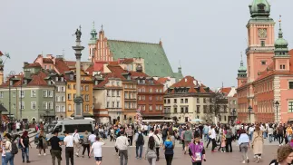Люди прогулюються Замковою площею у Варшаві. Фотоілюстрація. Fot. PAP/Leszek Szymański