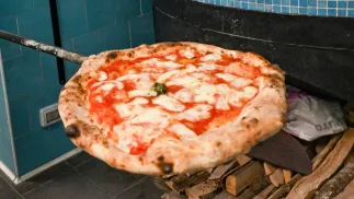 Włoska pizza Fot. PAP/EPA/CIRO FUSCO