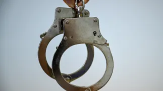 Наручники, фотоілюстрація. Fot. PAP/Darek Delmanowicz