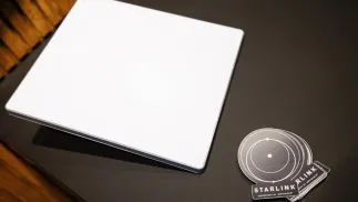 Комплекти модемів виставлені на стенді компанії Starlink від SpaceX під час відкриття 100-ї виставки IFA в Берліні, Німеччина, 6 вересня 2024 року. Fot. PAP/EPA/CLEMENS BILAN