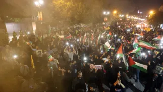 Demonstracja obok ambasady brytyjskiej w Teheranie. Fot. PAP/EPA/ABEDIN TAHERKENAREH