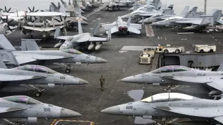 Samoloty na pokładzie lotniskowca USS Abraham Lincoln. Fot. EPA/FAZRY ISMAIL / POOL