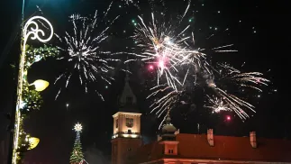  Mieszkańcy stolicy i turyści świętują nadejście Nowego Roku na pl. Zamkowym w Warszawie Fot. PAP/Radek Pietruszka