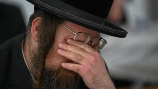 Chasyd podczas pielgrzymki do grobu cadyka Elimelecha w Leżajsku Fot. PAP/Darek Delmanowicz