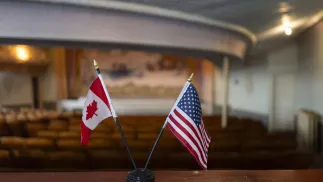 Flagi kanadyjska i amerykańska Fot. PAP/EPA/JUSTIN LANE
