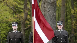 Почётный караул с национальным знаменем Латвии в Риге. Fot. PAP/EPA/TOMS KALNINS