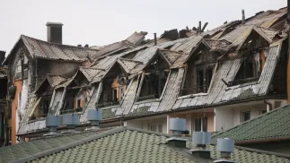 Spalone budynki mieszkalne w podwarszawskich Ząbkach, fot. PAP/Leszek Szymański