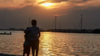 Para przyglądająca się zachodowi Słońca. Fot. PAP/ EPA/OLIVIER HOSLET 