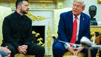 Prezydent Ukrainy Wołodymyr Zełenski i prezydent USA Donald Trump. Fot. PAP/EPA/AARON SCHWARTZ / POOL