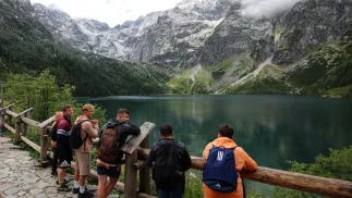 Turyści nad Morskim Okiem Fot. PAP/Grzegorz Momot