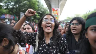 Młode osoby protestujące w Bangladeszu. Fot. EPA/MONIRUL ALAM