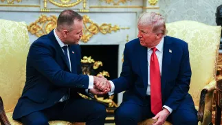 Prezydent Polski Karol Nawrocki i prezydent USA Donald Trump.  Fot. PAP/EPA/AARON SCHWARTZ / POOL