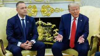 Karol Nawrocki (L) i Donald Trump. Fot. EPA/AARON SCHWARTZ / POOL