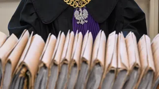 Akta sądowe i łańcuch sędziowski. Zdj. ilustracyjne. Fot. PAP/Andrzej Jackowski