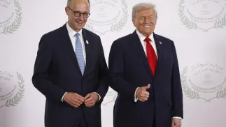 Kanclerz Niemiec Friedrich Merz i prezydent USA Donald Trump. Fot. PAP/EPA/YOAN VALAT / POOL