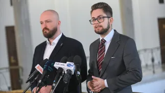 Poseł Konfederacji Witold Tumanowicz (L) rzecznik prasowy partii Wojciech Machulski, fot. PAP/Marcin Obara