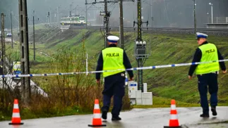 Działania służb przy zniszczonym fragmencie torowiska na trasie Dęblin-Warszawa przy stacji kolejowej w okolicy miejscowości Mika. Fot. PAP/Przemysław Piątkowski