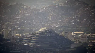 Więzienie El Helicoide. Fot. PAP/EPA/MIGUEL GUTIERREZ
