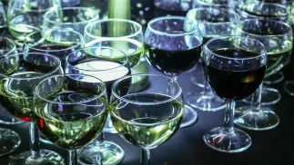 Alkohol w kieliszkach. Zdj. ilustracyjne. Fot. PAP/Albert Zawada