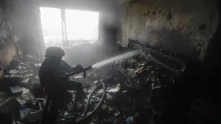 Kałasznyk: ciało mężczyzny znaleziono podczas gaszenia pożaru w jego własnym domu. Fot. PAP/EPA/SERGEY DOLZHENKO (zdjęcie ilustracyjne)