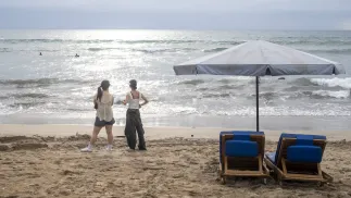 Turystki na plaży na Bali Fot. PAP/EPA/MADE NAGI