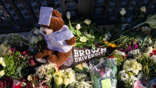 Kwiaty przed bramą główną ku pamięci zamordowanych, fot. PAP/EPA/MEL MUSTO