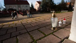 Znicze przed szkołą podstawową nr 10 w Jeleniej Górze, fot. PAP/Krzysztof Ćwik