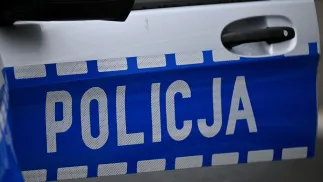 Logo policji widoczne na radiowozie. Fot. PAP/Piotr Polak