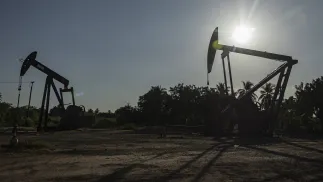 Wieże wiertnicze w Cabimas w Wenezueli Fot. PAP/EPA/Henry Chirinos