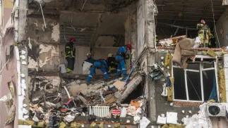  Zniszczenia w Kijowie po rosyjskim ataku rakietowym i dronowym. Fot. PAP/	Vladyslav Musiienko