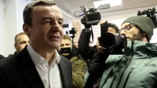 Ponowne przeliczenie głosów potwierdziło przewagę partii ustępującego premiera Albina Kurtiego. Fot. PAP/EPA/	GEORGI LICOVSKI