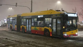 Autobus miejski. Fot. PAP/Szymon Pulcyn