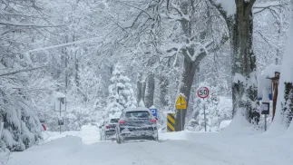 Zaśnieżona droga, zdjęcie ilustracyjne, fot. PAP/Tomasz Waszczuk