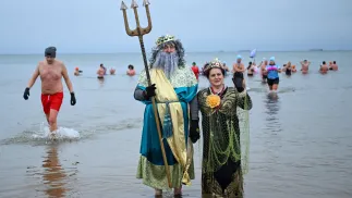 Noworoczne świętowanie na plaży w Gdańsku Jelitkowie Fot. PAP/Adam Warżawa