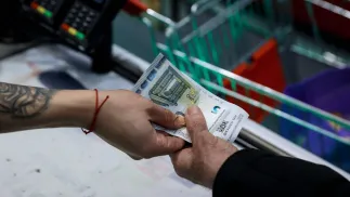 Reszta wydawana jest tylko w euro Fot. PAP/EPA/BORISLAV TROSHEV