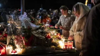 Znicze i kwiaty upamiętniające ofiary tragedii, fot. PAP/EPA/KEYSTONE/ALESSANDRO DELLA VALLE