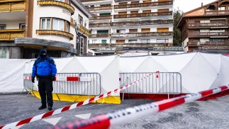 Miejsce pożaru w fot. PAP/EPA/JEAN-CHRISTOPHE BOTT