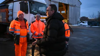 Minister infrastruktury Dariusz Klimczak podczas briefingu prasowego na Obwodzie Autostradowym Pruszków Fot. PAP/Marcin Obara