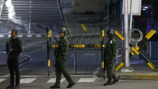 Siły bezpieczeństwa patrolują ulice Wenezueli. Fot. PAP/EPA/MIGUEL GUTIERREZ