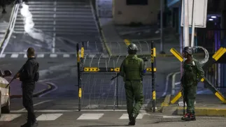Wenezuelskie wojska niedaleko pałacu prezydenckiego Miraflores. Fot. PAP/EPA/MIGUEL GUTIERREZ