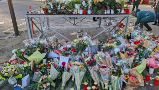 Setki osób oddały hołd ofiarom pożaru w Crans-Montanie. Fot. PAP/Sylwia Wysocka