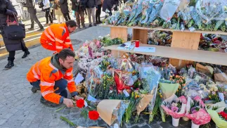 Setki osób oddają hołd ofiarom pożaru w Crans-Montanie. Fot. PAP/	Sylwia Wysocka
