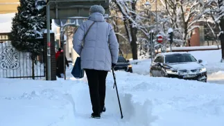 Kobieta na zaśnieżonym chodniku w Słupsku Fot. PAP/Piotr Kowala