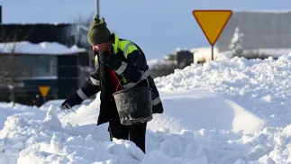 Zasypane śniegiem po intensywnych nocnych opadach ulice Słupska. Fot. PAP/Piotr Kowala