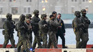 Maduro w kordonie żołnierzy USA. Fot. PAP/EPA/Stringer