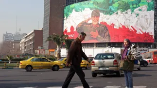 Баннер с изображением командующего спецподразделением "Аль-Кудс" Касема Сулеймани в Тегеране. Убитый американцами в 2020 г. в Багдаде иранский военный деятель считается в исламской республике мучеником. Fot. PAP/EPA/ABEDIN TAHERKENAREH