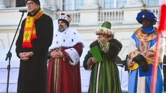 Metropolita warszawski abp Adrian Galbas przemawia do uczestników Orszaku Trzech Króli w Warszawie. Fot. PAP/Piotr Nowak